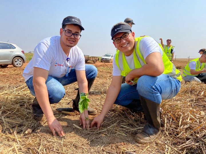 Em comemoração ao Dia da Árvore, colaboradores da Tereos plantam mil mudas em fazenda em Barretos (SP)